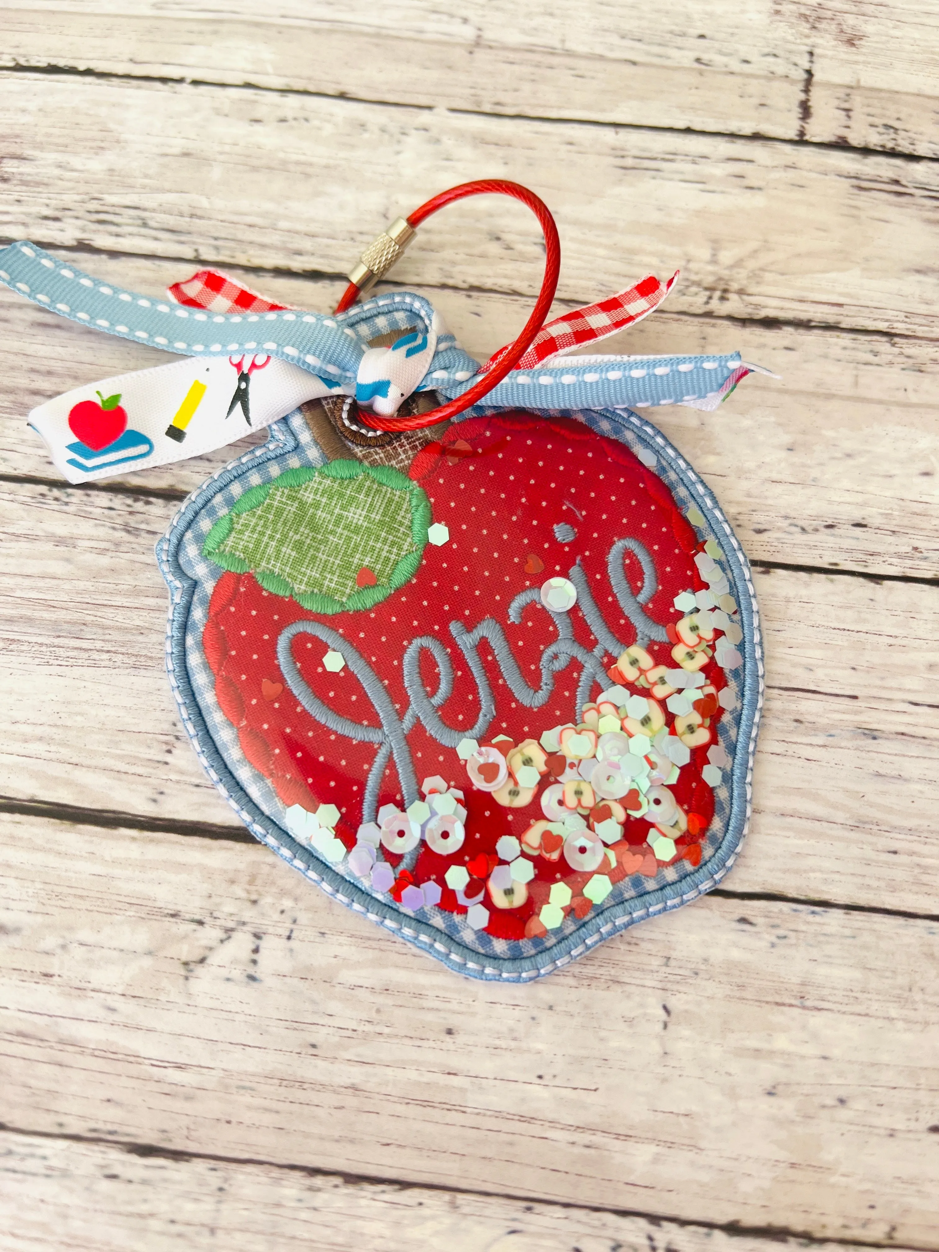 Apple Shaker Bag Tag