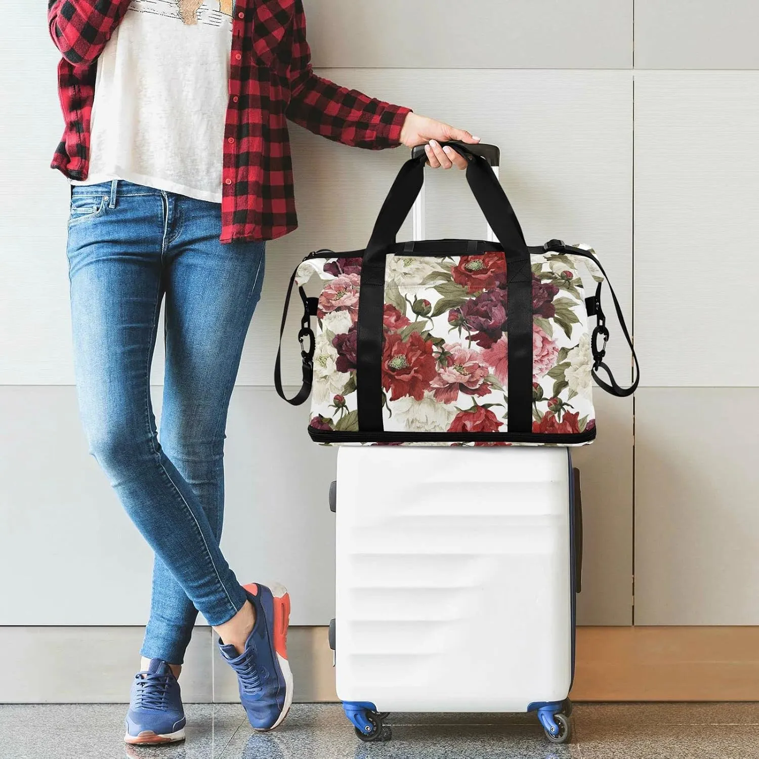 Floral White Red Roses with Green Leaves Seamless on White Gym Duffel Bag, Polyester Travel Weekender Luggage Handbag with Waterproof Pocket for Wet Items, Unisex Foldable Tote for Sports
