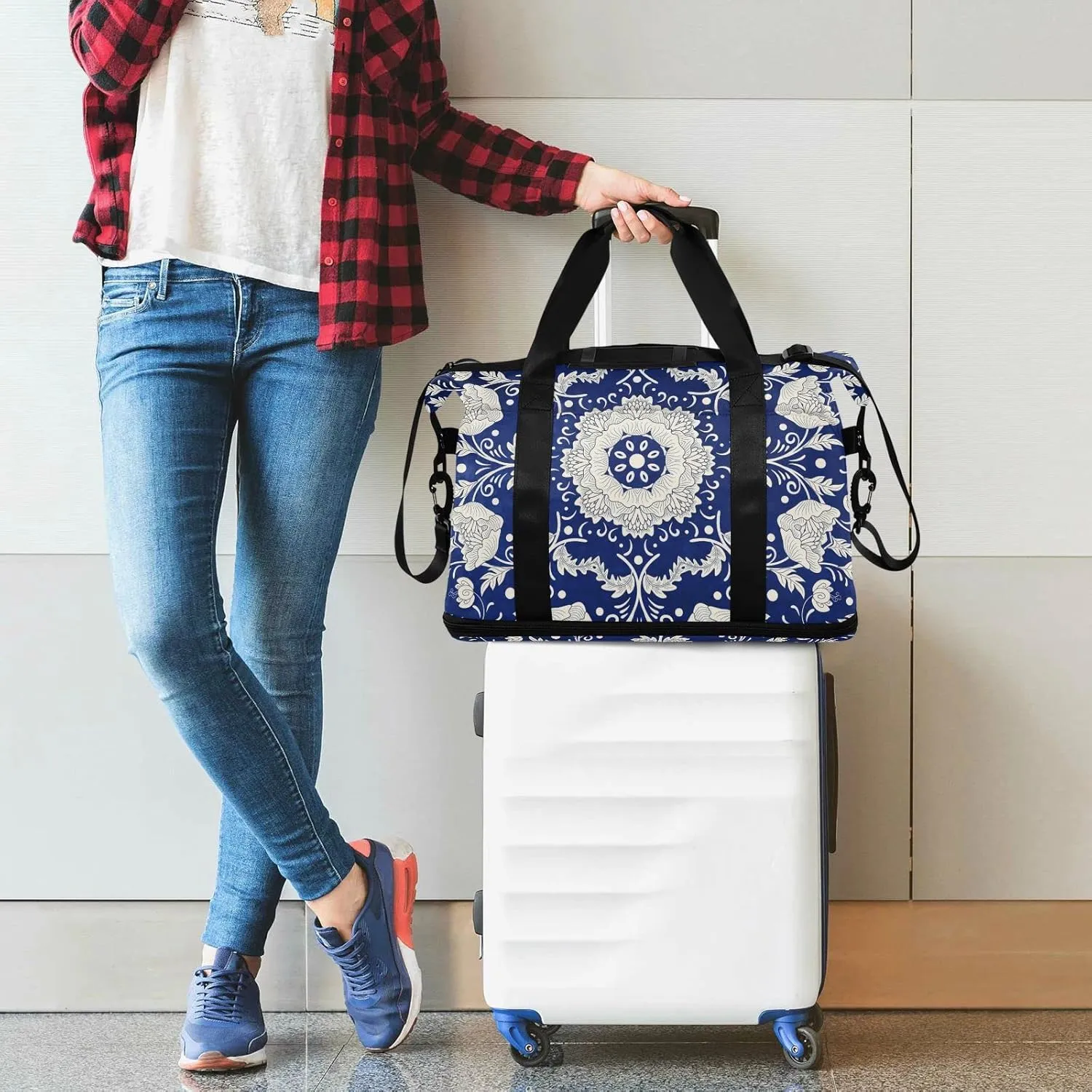 Imitating Chinese Porcelain Paint Floral Flowers on Blue Background Gym Duffel Bag, Polyester Travel Weekender Luggage Handbag with Waterproof Pocket for Wet Items, Unisex Foldable Tote for Sports