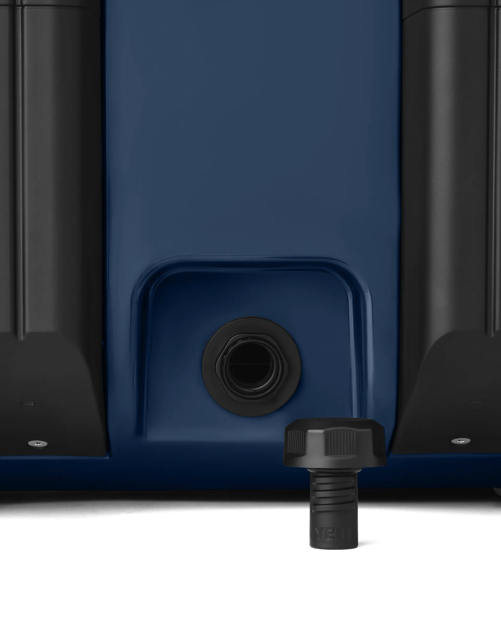 Roadie 32 Wheeled Cooler in Navy