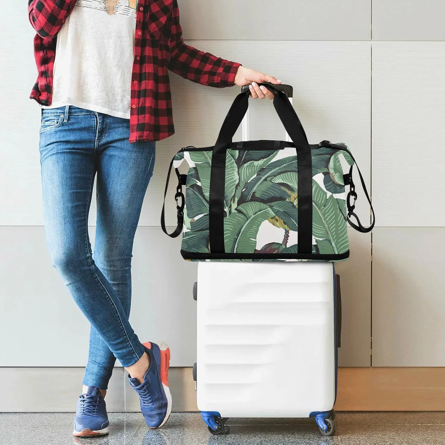 Seamless Old Green Hotel Banana Leaves on White Pattern Gym Duffel Bag, Polyester Travel Weekender Luggage Handbag with Waterproof Pocket for Wet Items, Unisex Foldable Tote for Sports