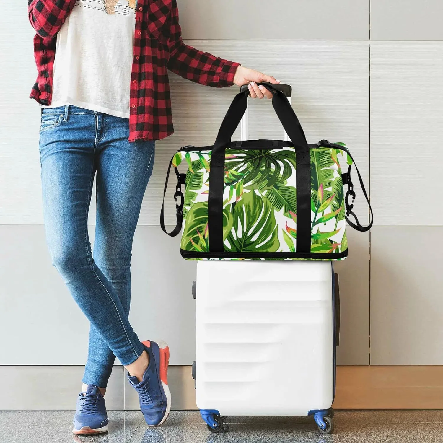 Seamless Tropical Green Palm Trees on White Gym Duffel Bag, Polyester Travel Weekender Luggage Handbag with Waterproof Pocket for Wet Items, Unisex Foldable Tote for Sports