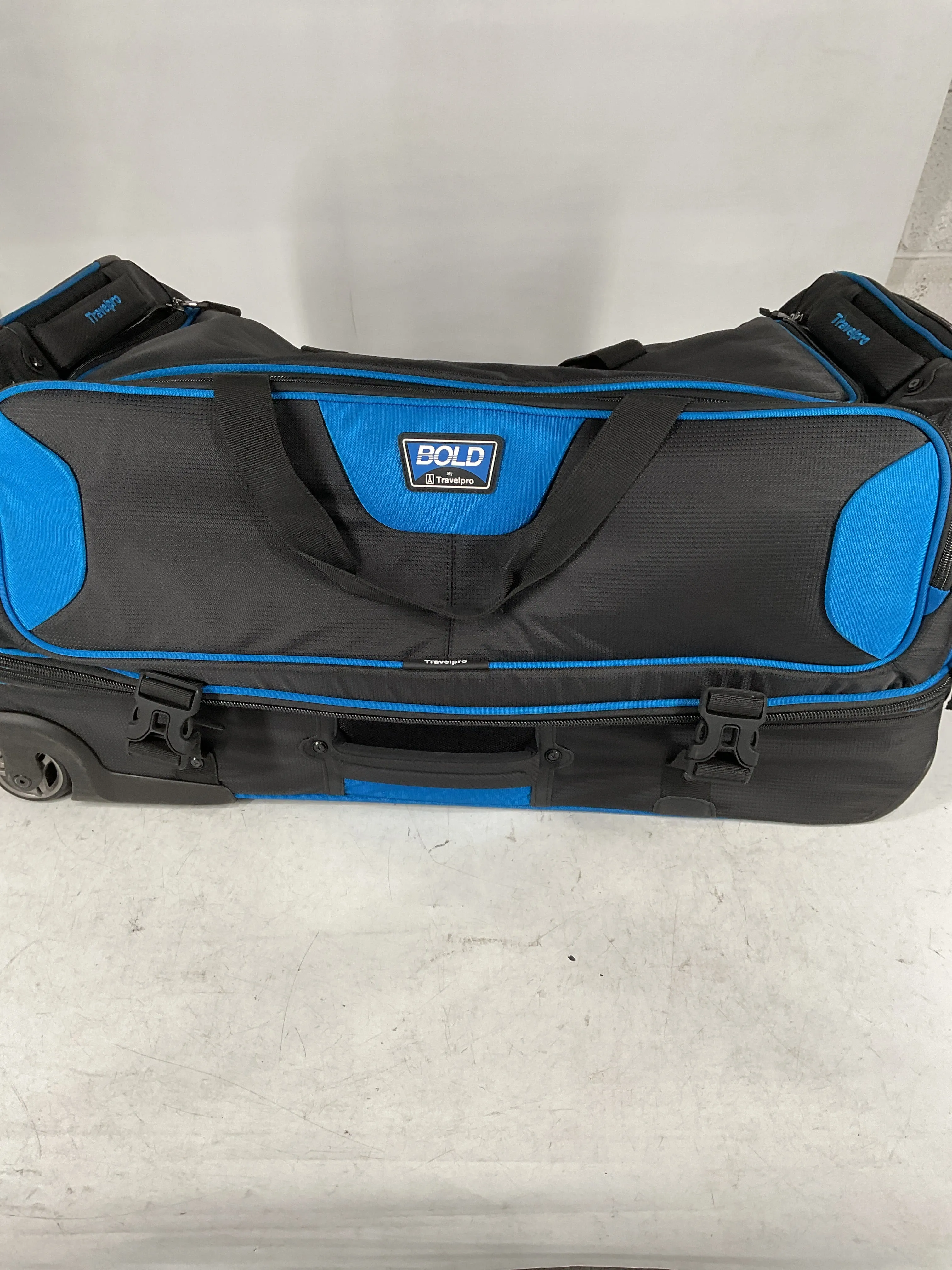 Travelpro Bold Drop Bottom Wheeled Rolling Duffel Bag U3