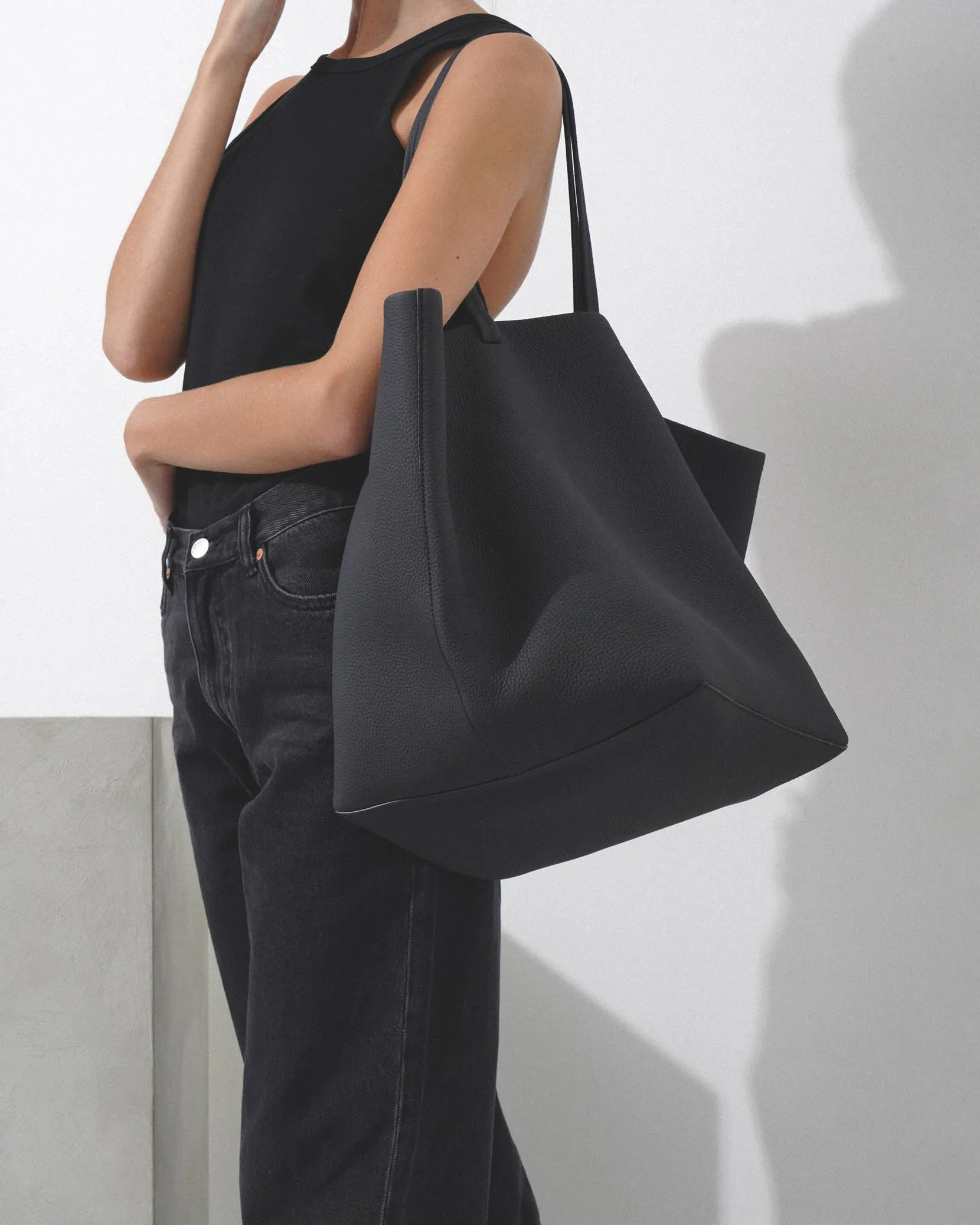 XL Park tote black matte grain bag