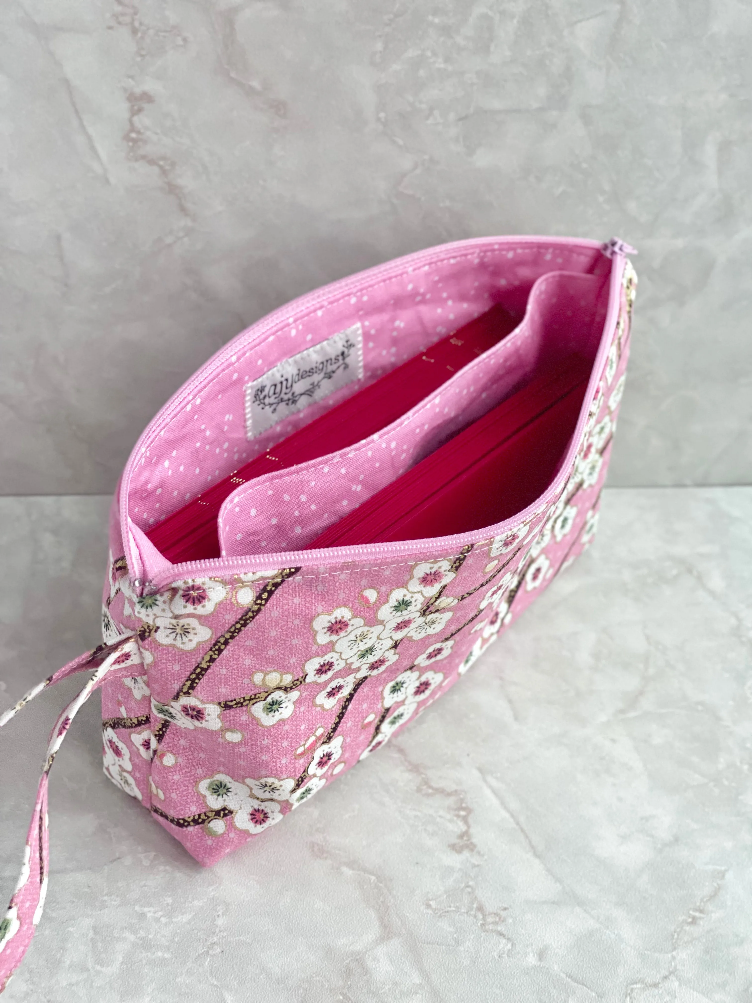 Zip wristlet