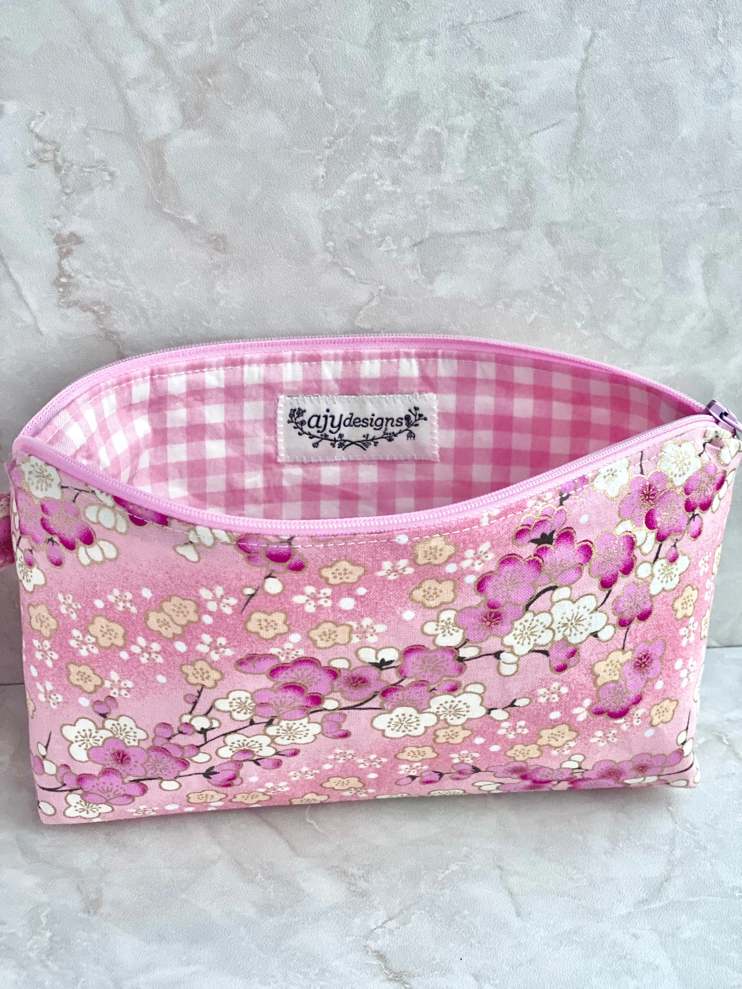 Zip wristlet