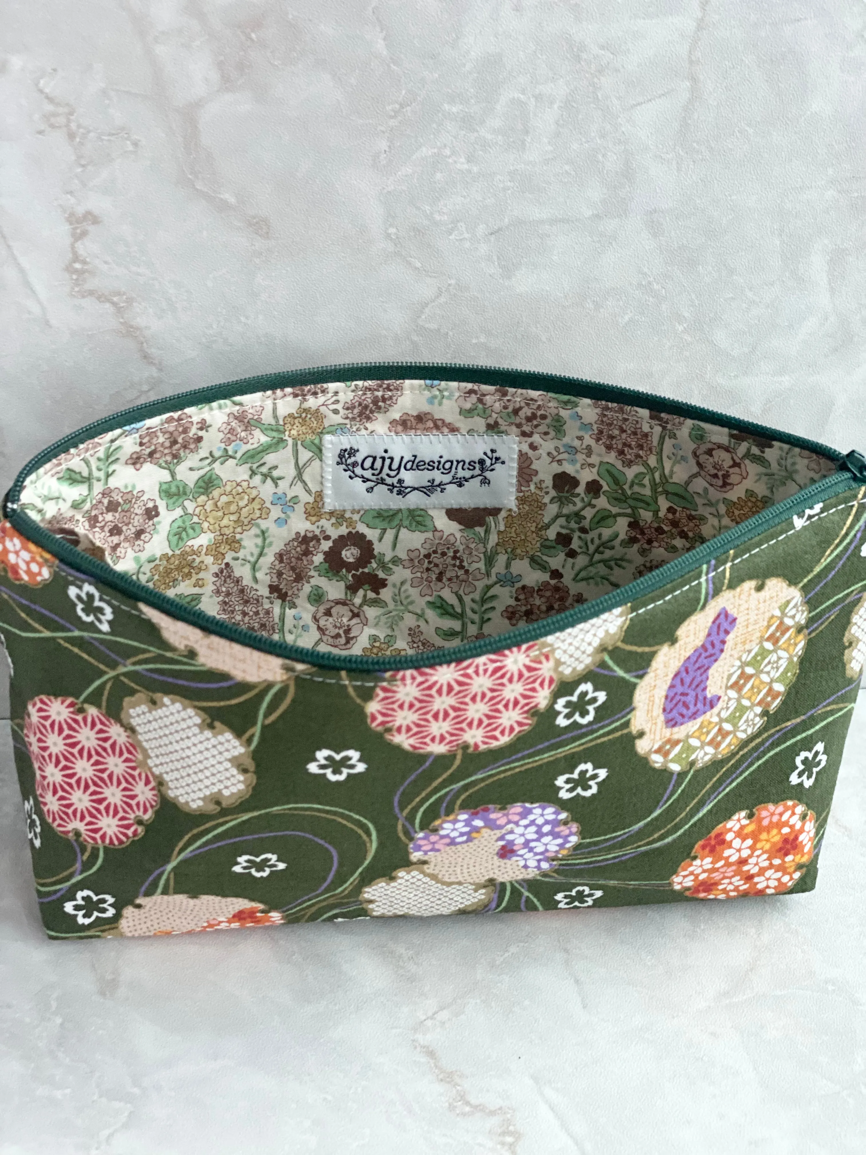 Zip wristlet