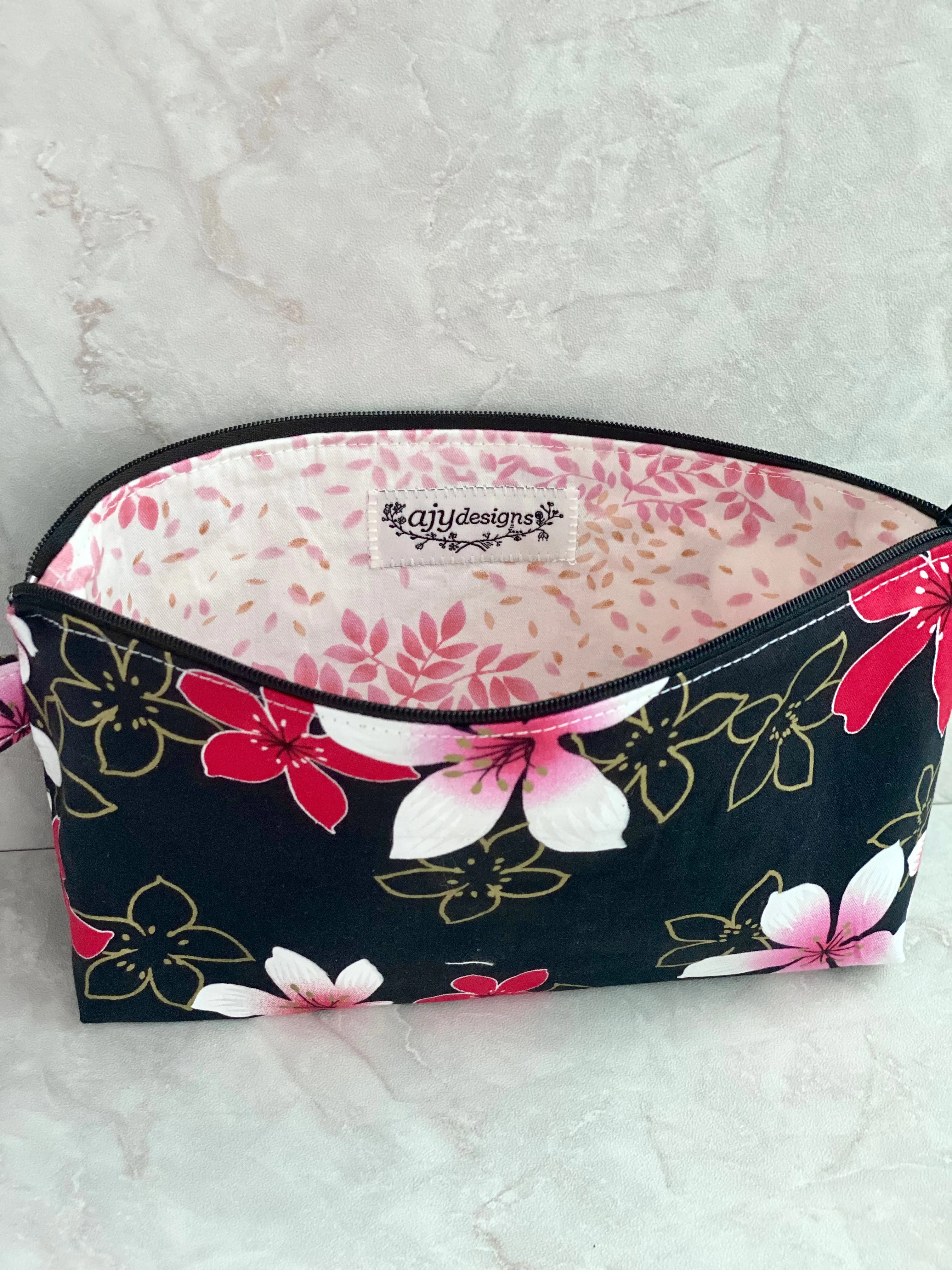 Zip wristlet