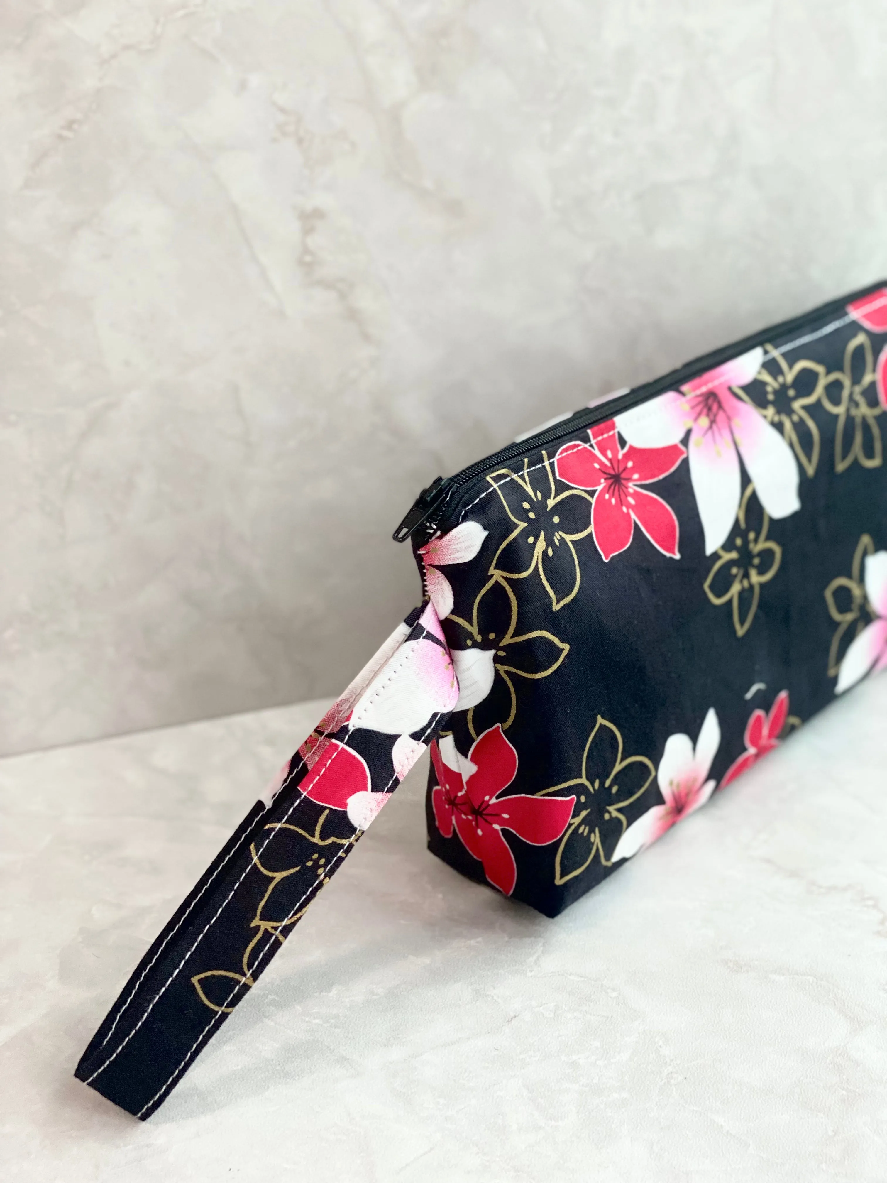 Zip wristlet
