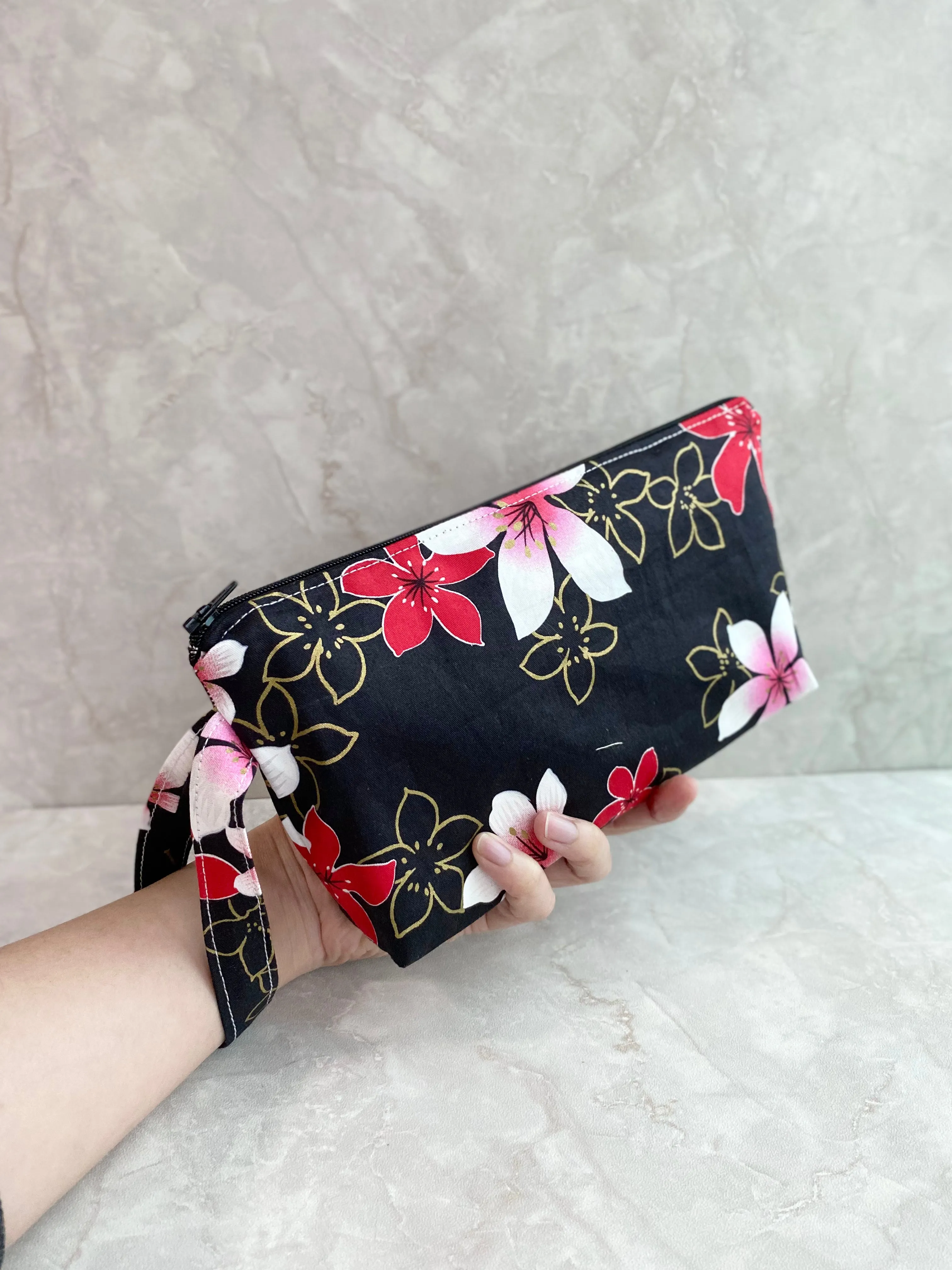 Zip wristlet