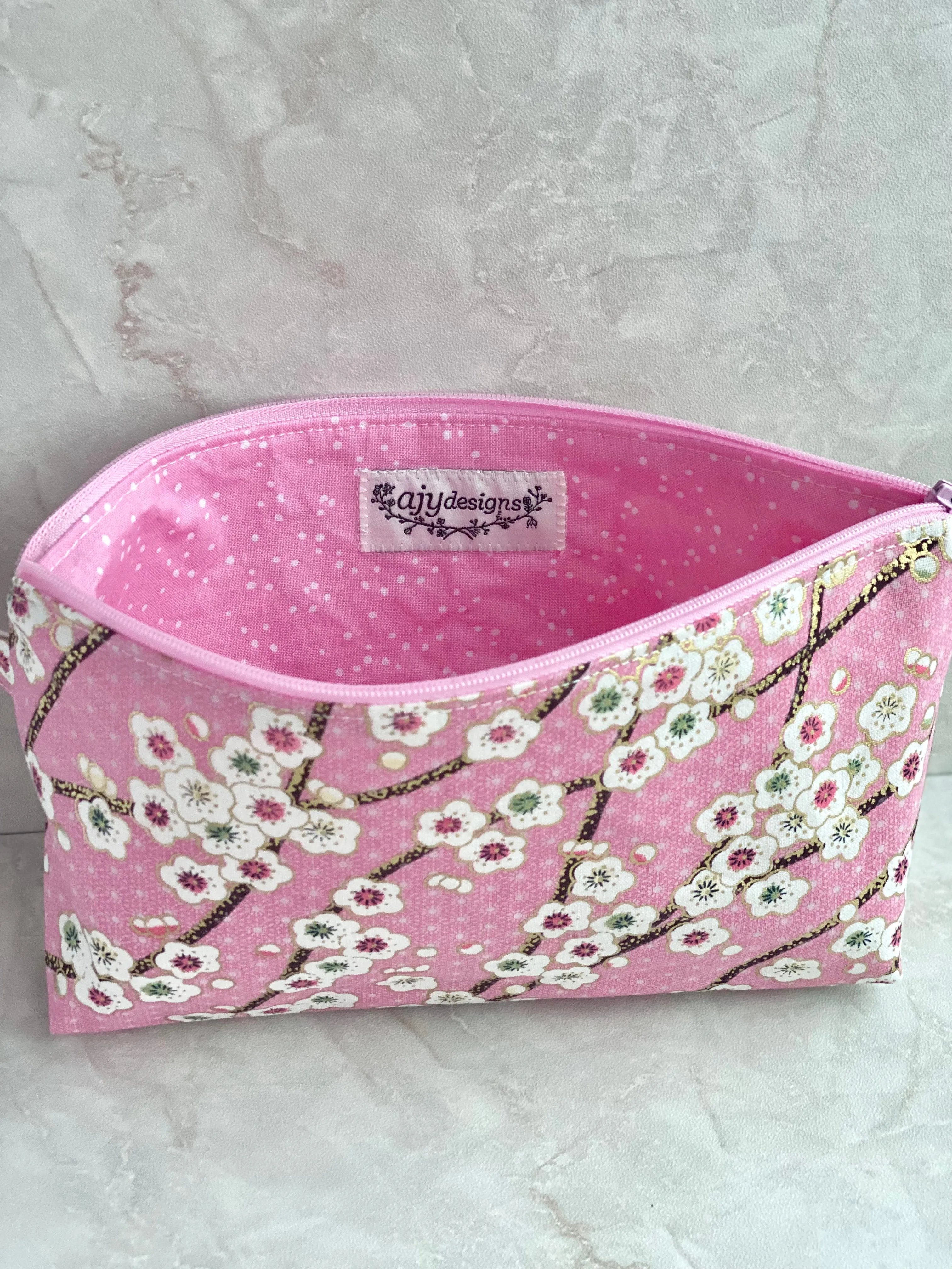 Zip wristlet