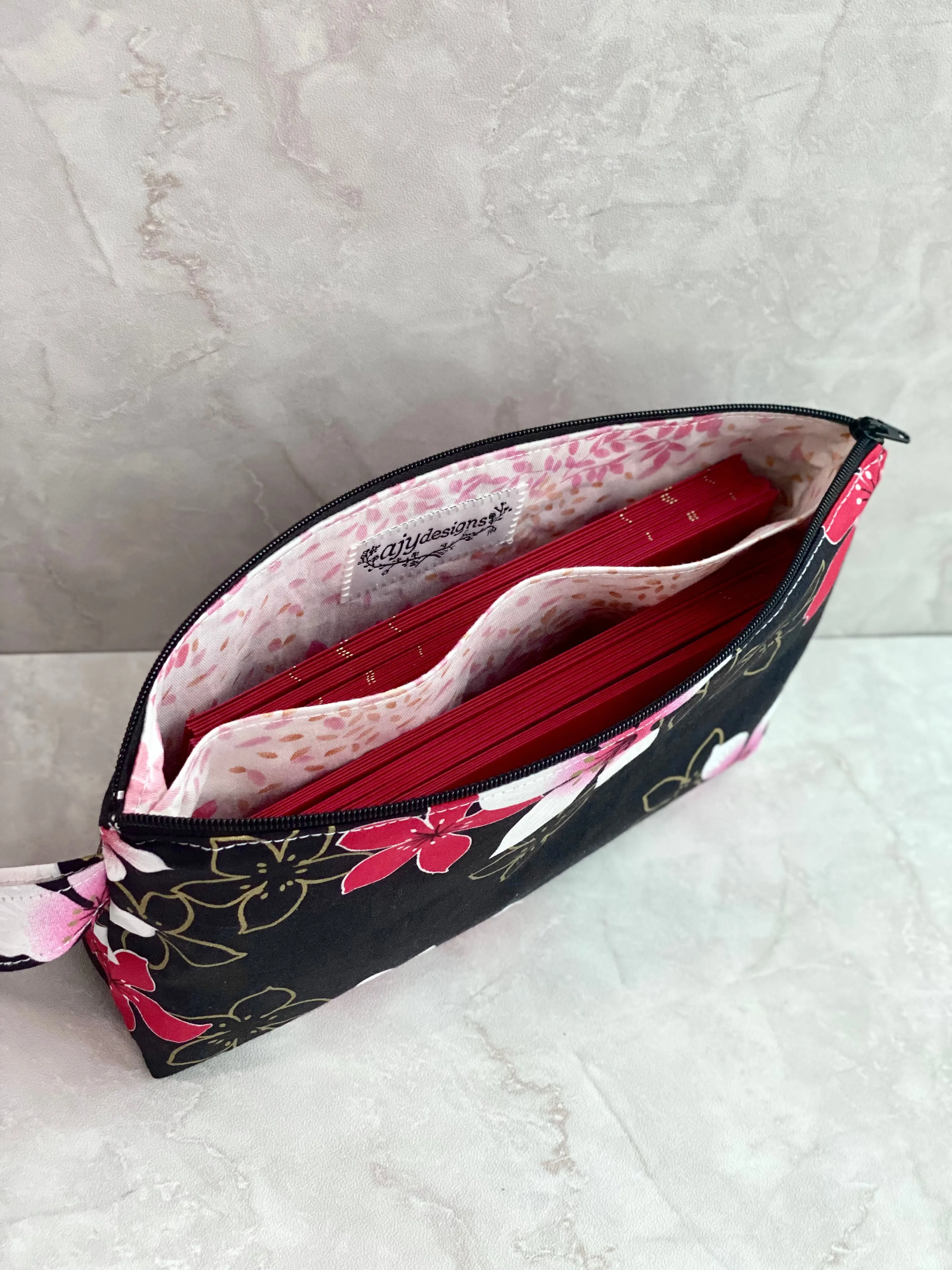 Zip wristlet