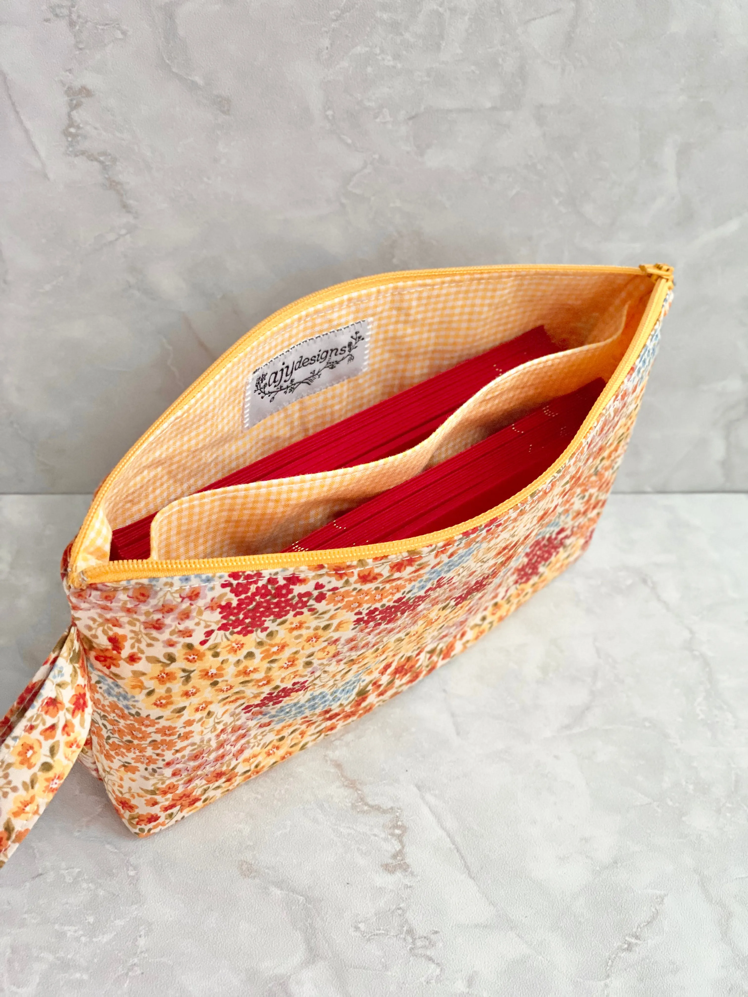 Zip wristlet