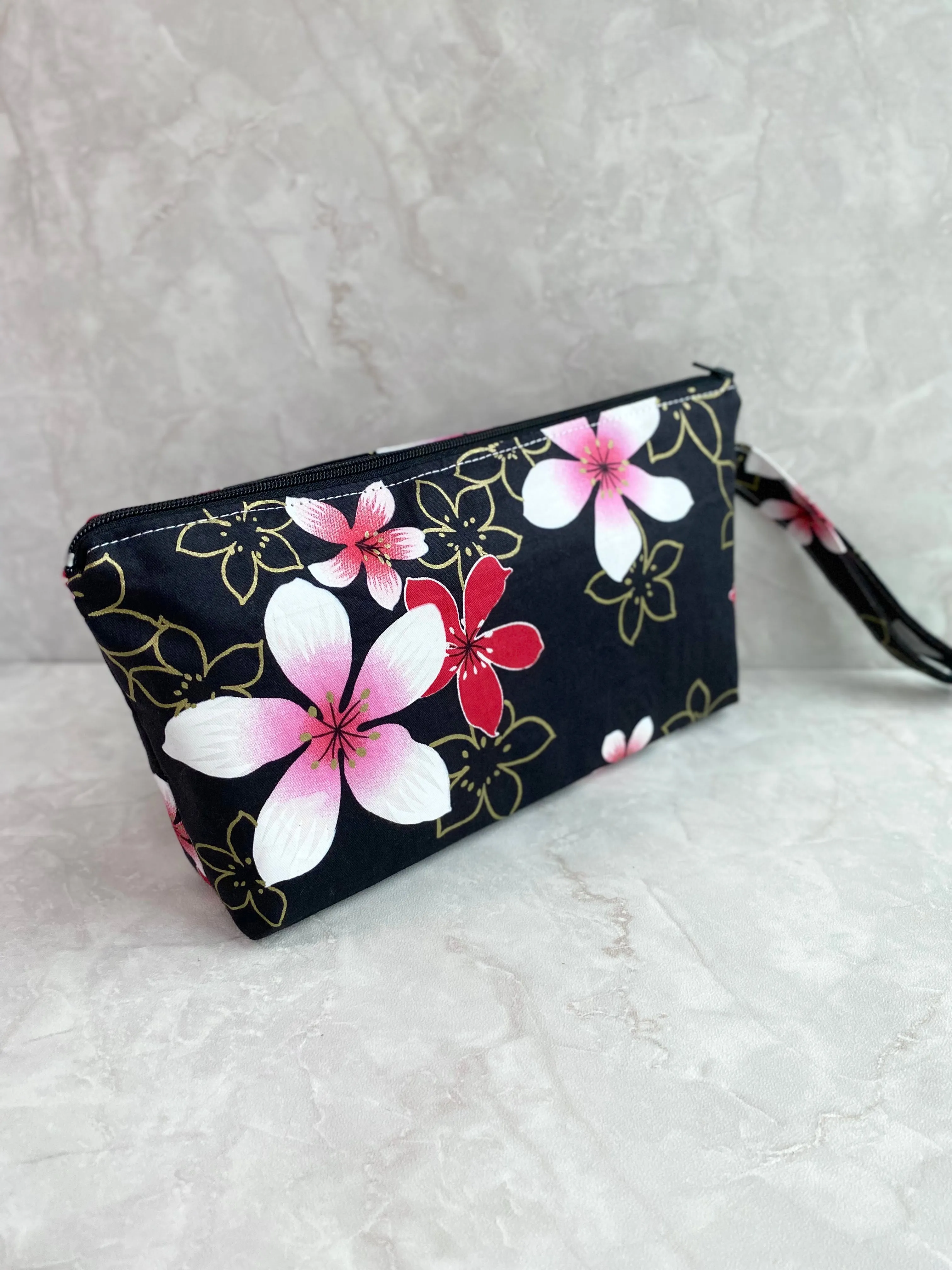 Zip wristlet