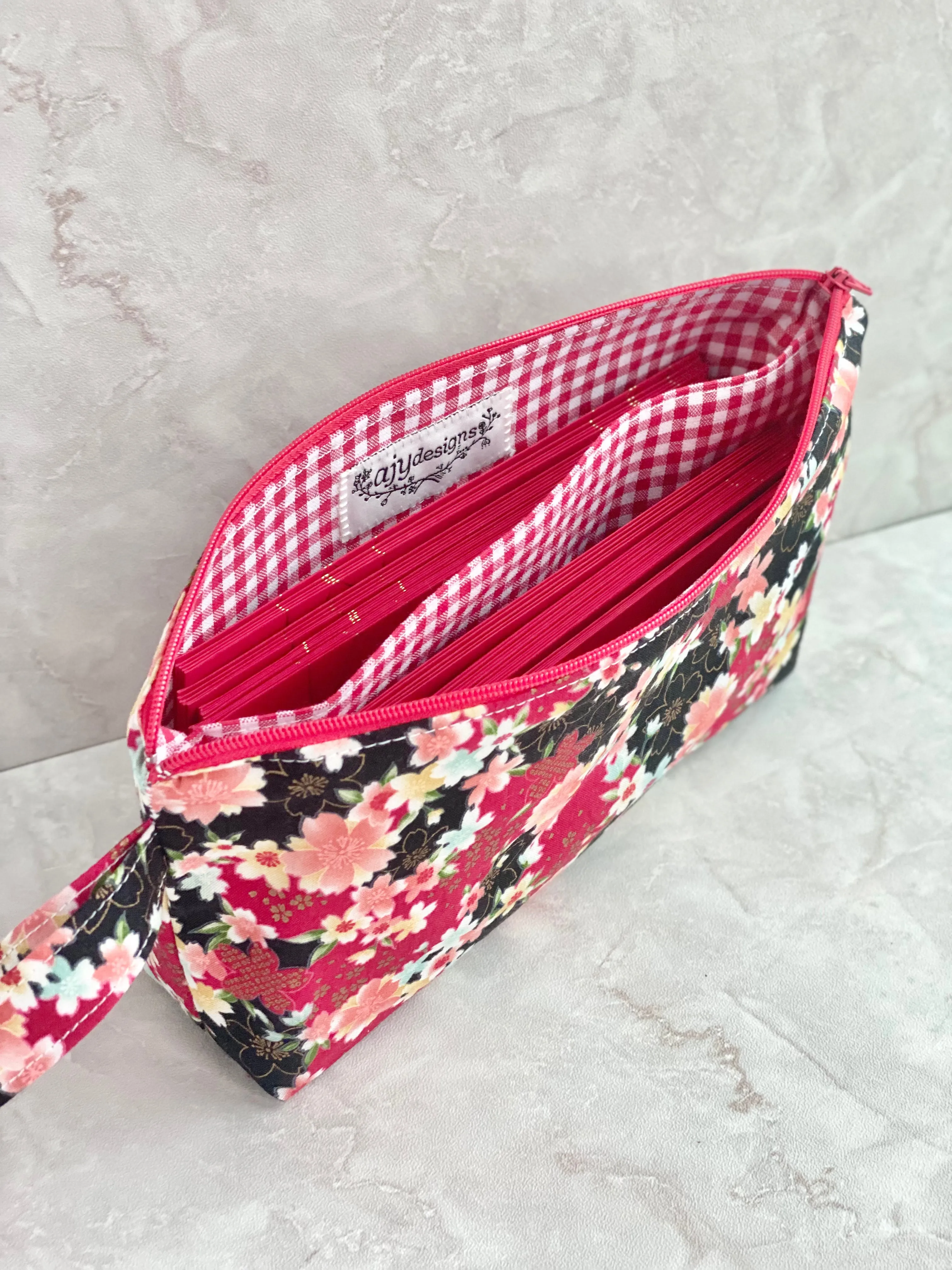 Zip wristlet