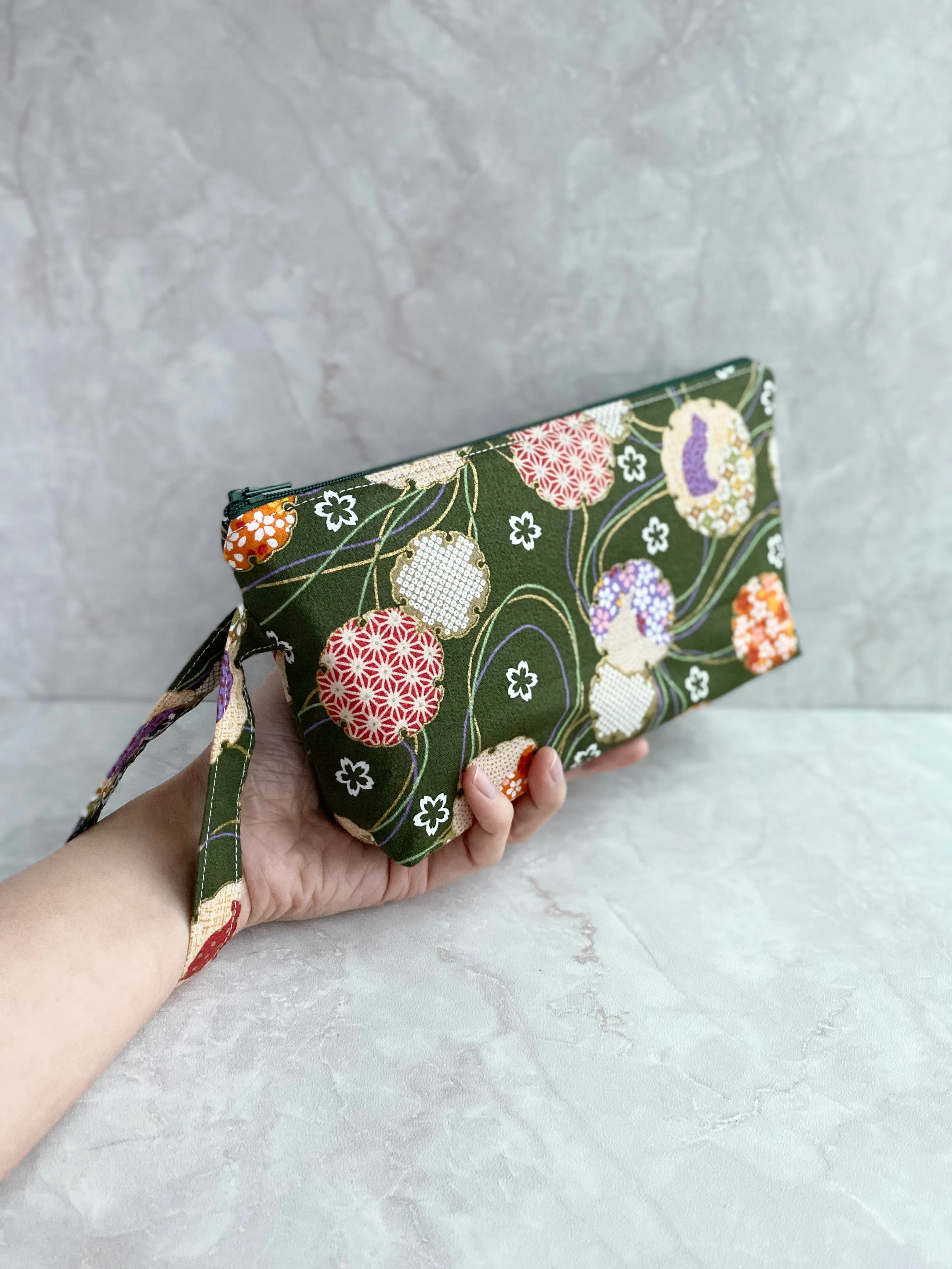 Zip wristlet