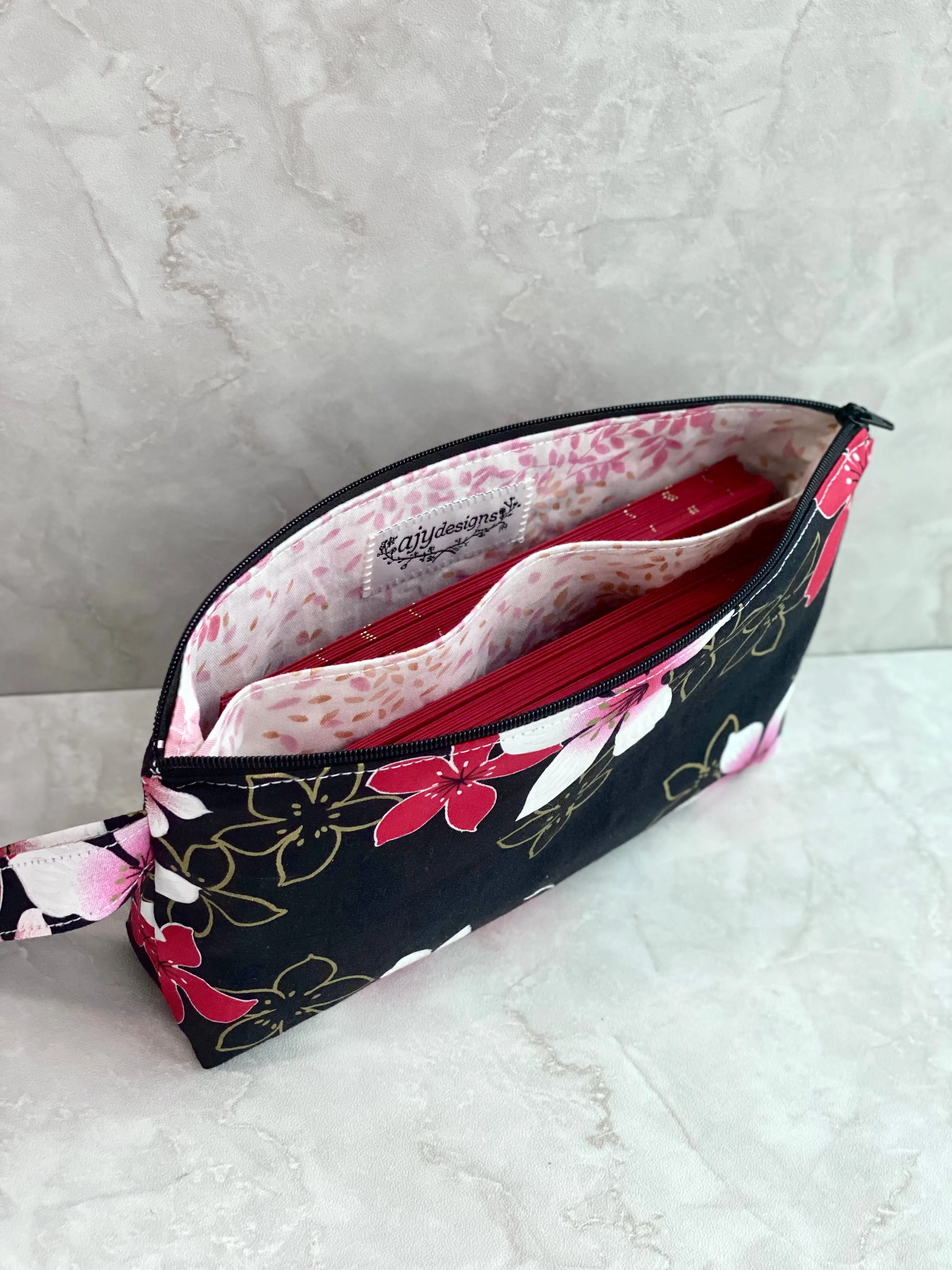 Zip wristlet