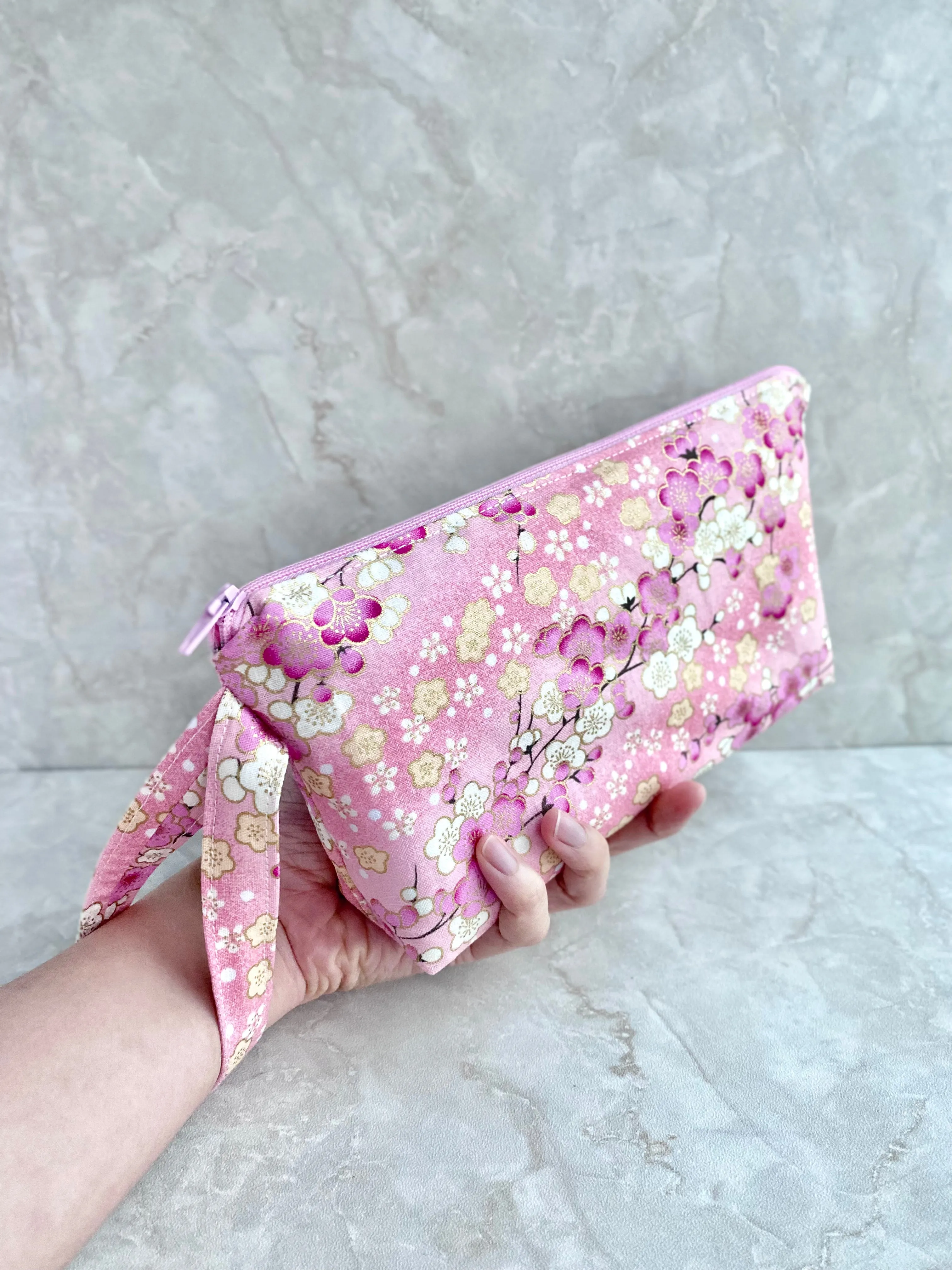 Zip wristlet