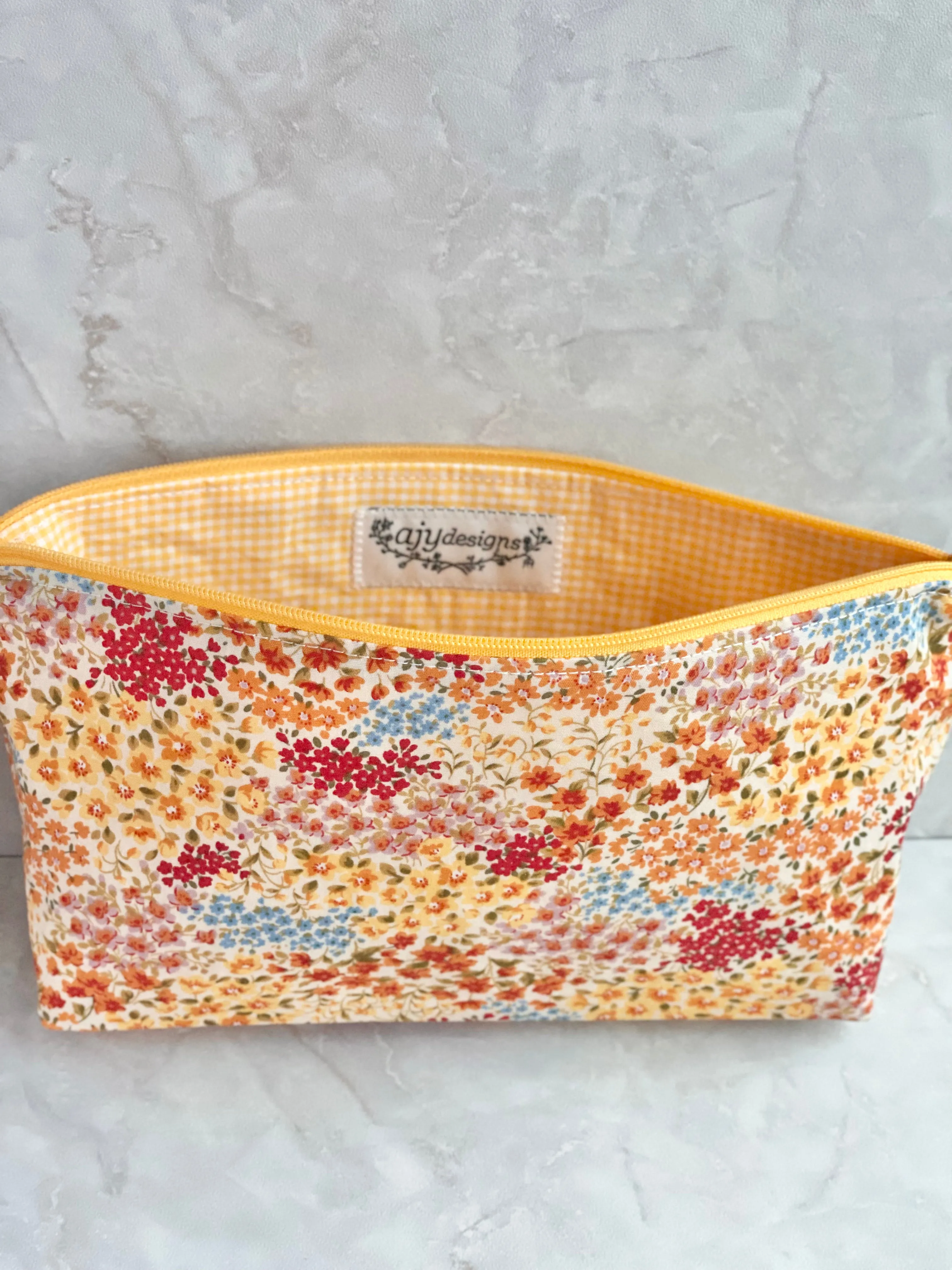 Zip wristlet